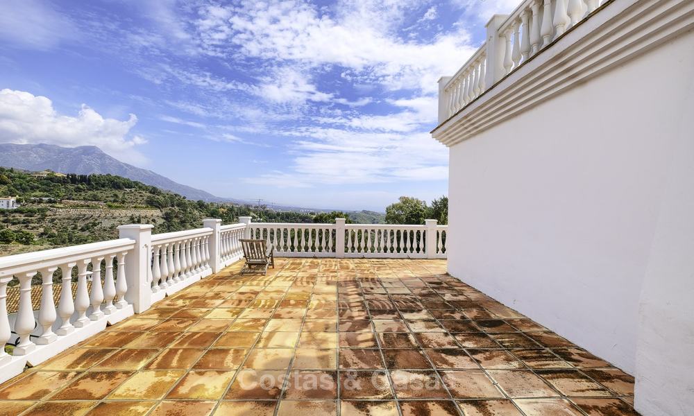 Encantadora villa de estilo tradicional con vistas al mar y a la montaña en venta en El Madroñal – Benahavis – Marbella 12609