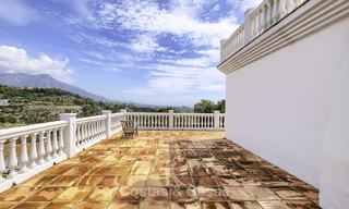 Encantadora villa de estilo tradicional con vistas al mar y a la montaña en venta en El Madroñal – Benahavis – Marbella 12609 