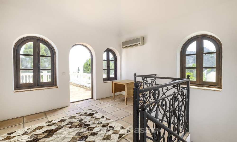Encantadora villa de estilo tradicional con vistas al mar y a la montaña en venta en El Madroñal – Benahavis – Marbella 12619
