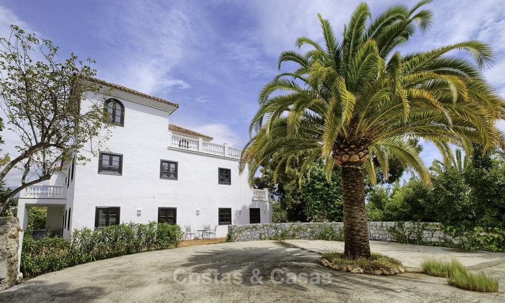 Encantadora villa de estilo tradicional con vistas al mar y a la montaña en venta en El Madroñal – Benahavis – Marbella 12621