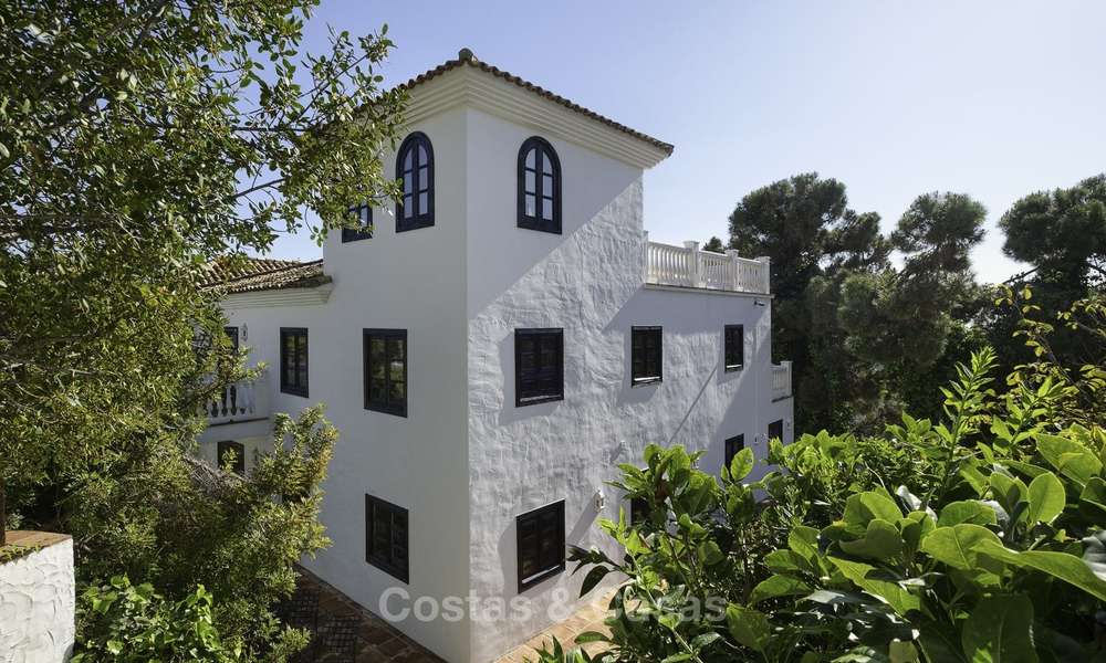Encantadora villa de estilo tradicional con vistas al mar y a la montaña en venta en El Madroñal – Benahavis – Marbella 12628