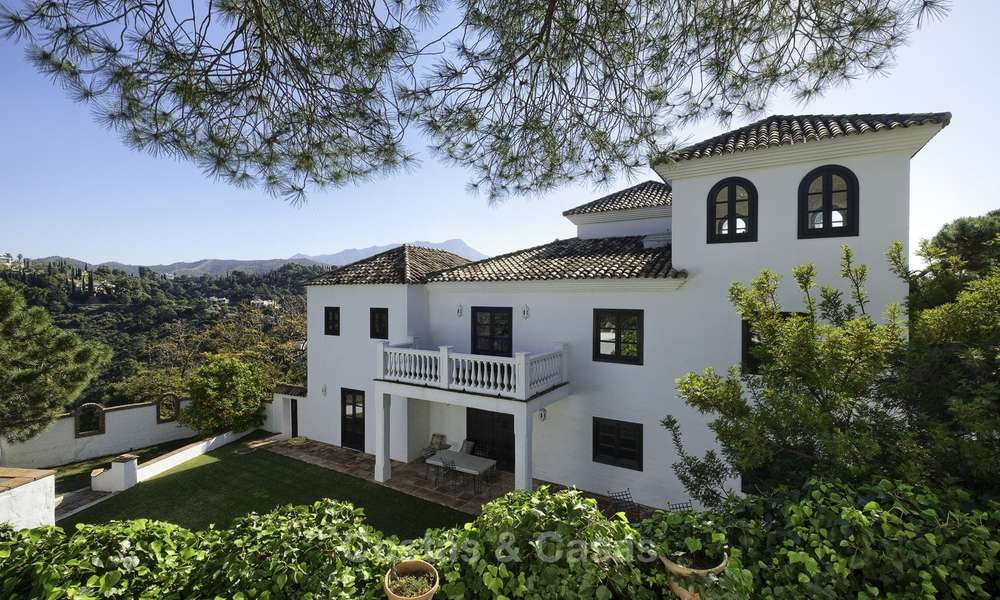 Encantadora villa de estilo tradicional con vistas al mar y a la montaña en venta en El Madroñal – Benahavis – Marbella 12629