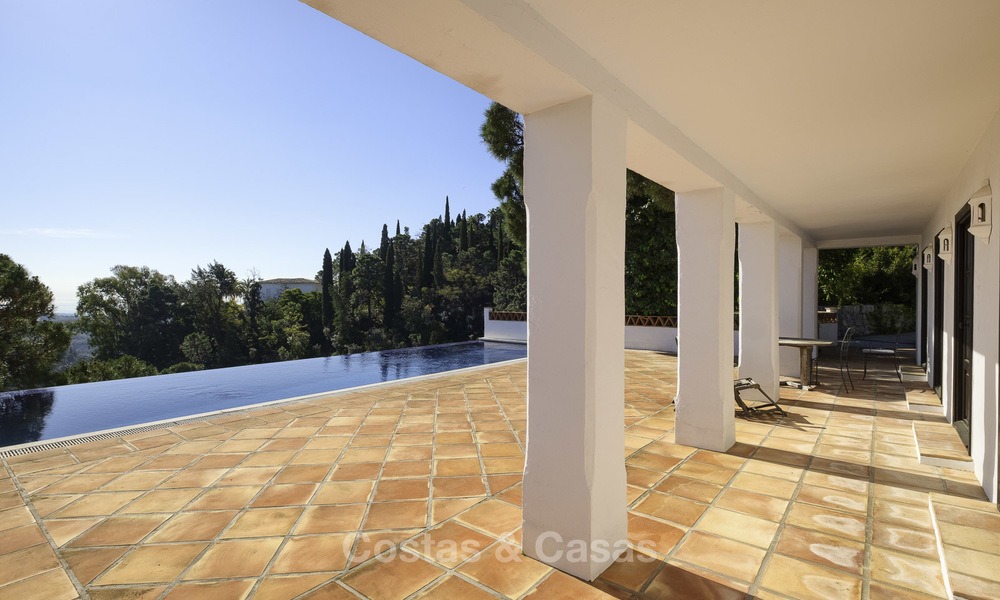 Encantadora villa de estilo tradicional con vistas al mar y a la montaña en venta en El Madroñal – Benahavis – Marbella 12632