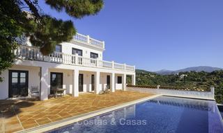 Encantadora villa de estilo tradicional con vistas al mar y a la montaña en venta en El Madroñal – Benahavis – Marbella 12634 