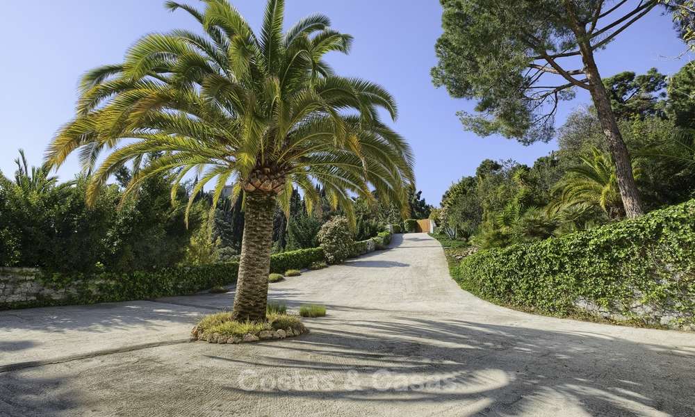 Encantadora villa de estilo tradicional con vistas al mar y a la montaña en venta en El Madroñal – Benahavis – Marbella 12636