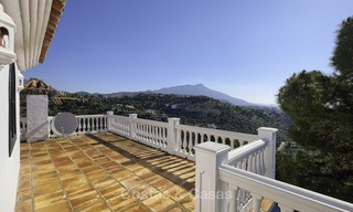 Encantadora villa de estilo tradicional con vistas al mar y a la montaña en venta en El Madroñal – Benahavis – Marbella 12640 