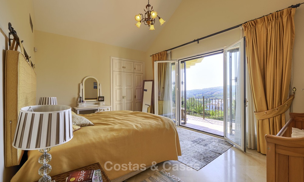 Villa de estilo rústico con vistas al mar y a la montaña en venta, Benahavis, Marbella 12665