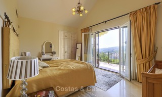 Villa de estilo rústico con vistas al mar y a la montaña en venta, Benahavis, Marbella 12665 