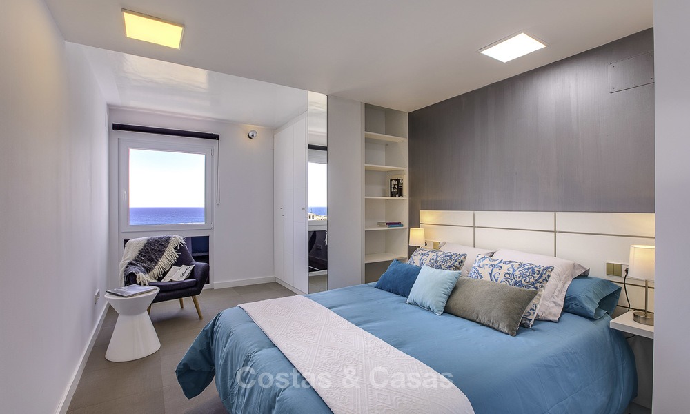 Oportunidad única: apartamento de lujo moderno y totalmente renovado en el corazón de Puerto Banús, con vistas panorámicas al puerto deportivo y al mar - Marbella 12732