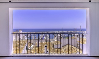 Oportunidad única: apartamento de lujo moderno y totalmente renovado en el corazón de Puerto Banús, con vistas panorámicas al puerto deportivo y al mar - Marbella 12740 
