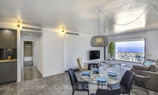 Oportunidad única: apartamento de lujo moderno y totalmente renovado en el corazón de Puerto Banús, con vistas panorámicas al puerto deportivo y al mar - Marbella 12745 