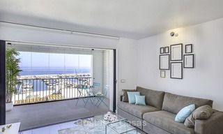 Oportunidad única: apartamento de lujo moderno y totalmente renovado en el corazón de Puerto Banús, con vistas panorámicas al puerto deportivo y al mar - Marbella 12746 