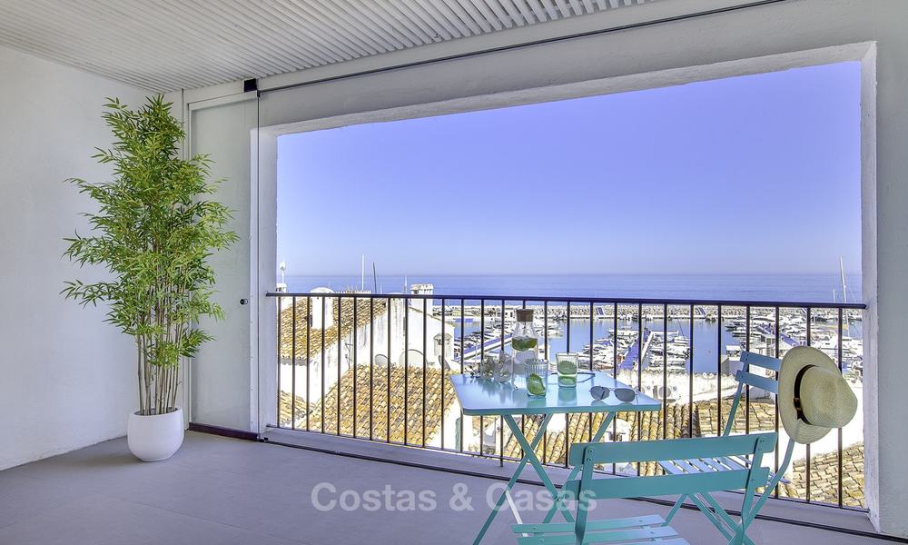 Oportunidad única: apartamento de lujo moderno y totalmente renovado en el corazón de Puerto Banús, con vistas panorámicas al puerto deportivo y al mar - Marbella 12753
