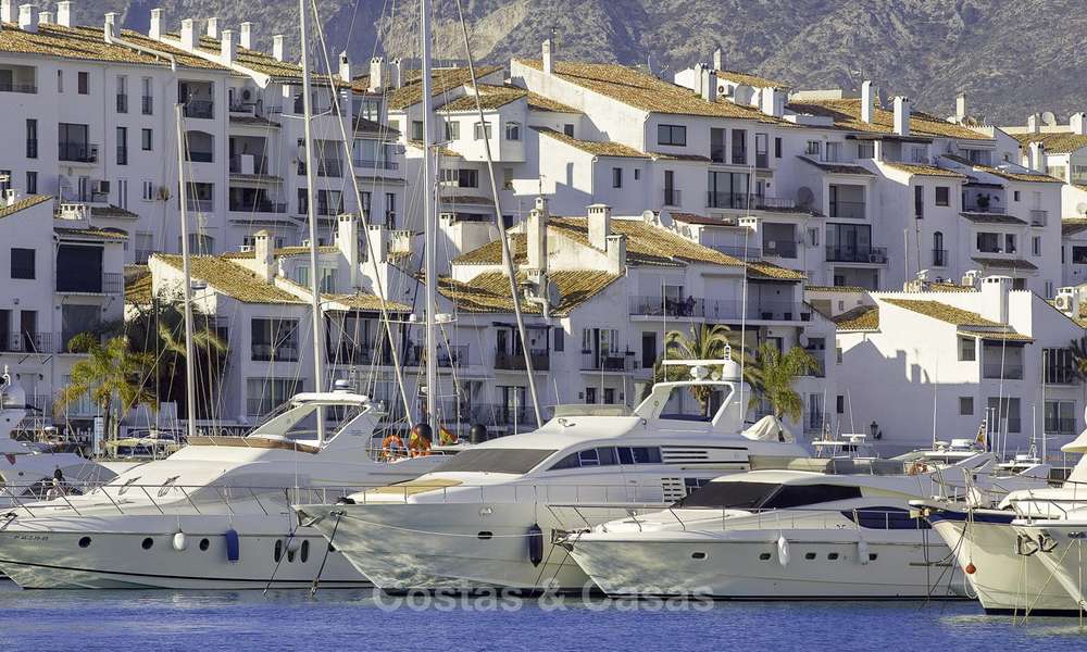 Oportunidad única: apartamento de lujo moderno y totalmente renovado en el corazón de Puerto Banús, con vistas panorámicas al puerto deportivo y al mar - Marbella 12754