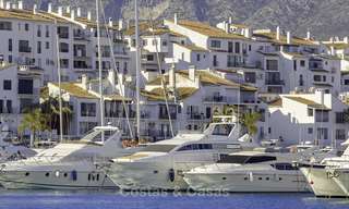 Oportunidad única: apartamento de lujo moderno y totalmente renovado en el corazón de Puerto Banús, con vistas panorámicas al puerto deportivo y al mar - Marbella 12754 
