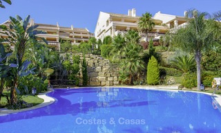 Amplios apartamentos y áticos de lujo con vistas al mar en venta en Nueva Andalucia, Marbella 12773 
