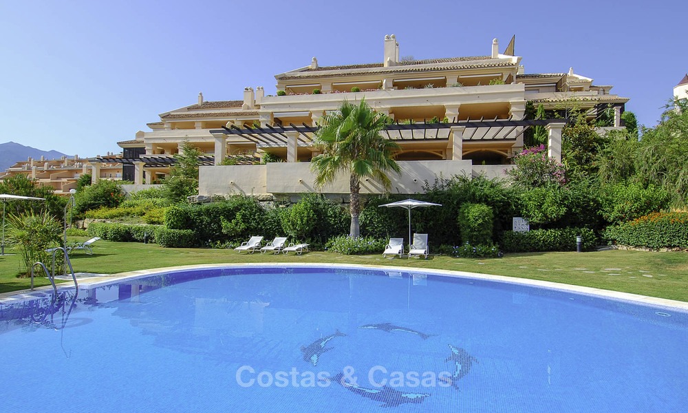 Amplios apartamentos y áticos de lujo con vistas al mar en venta en Nueva Andalucia, Marbella 12774