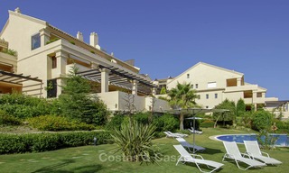Amplios apartamentos y áticos de lujo con vistas al mar en venta en Nueva Andalucia, Marbella 12775 