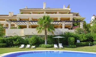 Amplios apartamentos y áticos de lujo con vistas al mar en venta en Nueva Andalucia, Marbella 12777 