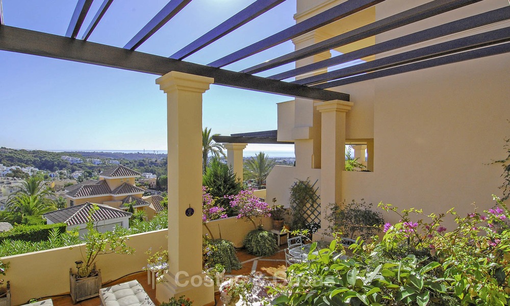 Amplios apartamentos y áticos de lujo con vistas al mar en venta en Nueva Andalucia, Marbella 12778