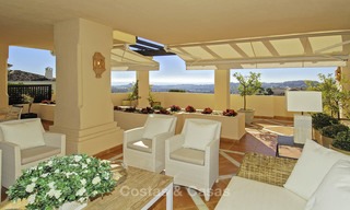 Amplios apartamentos y áticos de lujo con vistas al mar en venta en Nueva Andalucia, Marbella 12759 