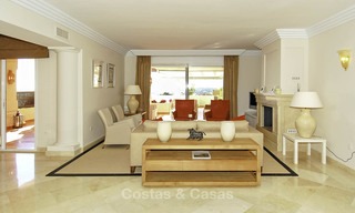Amplios apartamentos y áticos de lujo con vistas al mar en venta en Nueva Andalucia, Marbella 12761 