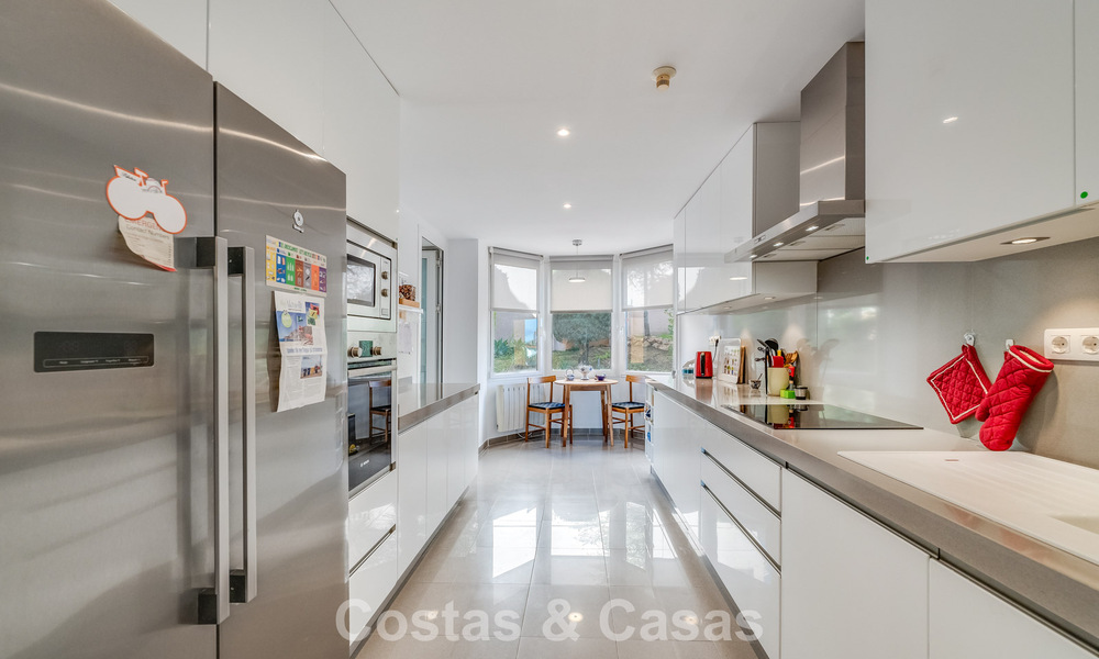 Amplios apartamentos y áticos de lujo con vistas al mar en venta en Nueva Andalucia, Marbella 796814
