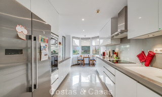 Amplios apartamentos y áticos de lujo con vistas al mar en venta en Nueva Andalucia, Marbella 796814 