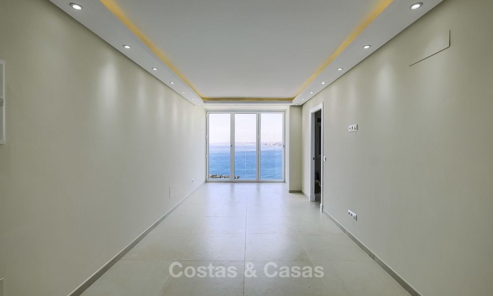 Apartamento totalmente reformado con vistas al mar en venta cerca del puerto deportivo de Estepona - Estepona 12781