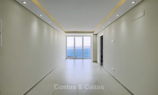 Apartamento totalmente reformado con vistas al mar en venta cerca del puerto deportivo de Estepona - Estepona 12781 