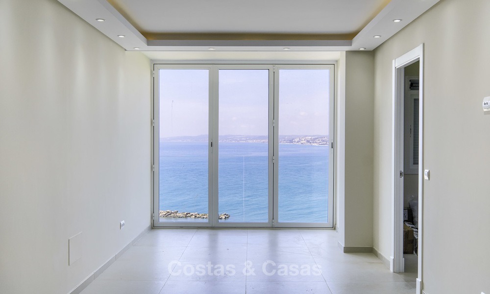 Apartamento totalmente reformado con vistas al mar en venta cerca del puerto deportivo de Estepona - Estepona 12783