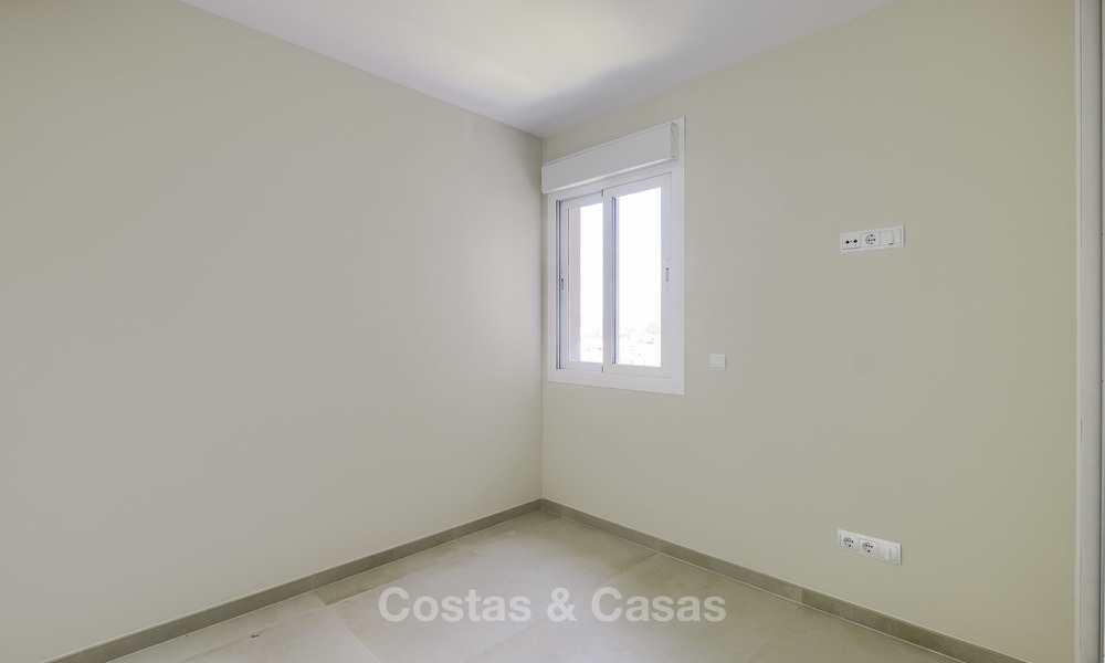 Apartamento totalmente reformado con vistas al mar en venta cerca del puerto deportivo de Estepona - Estepona 12789
