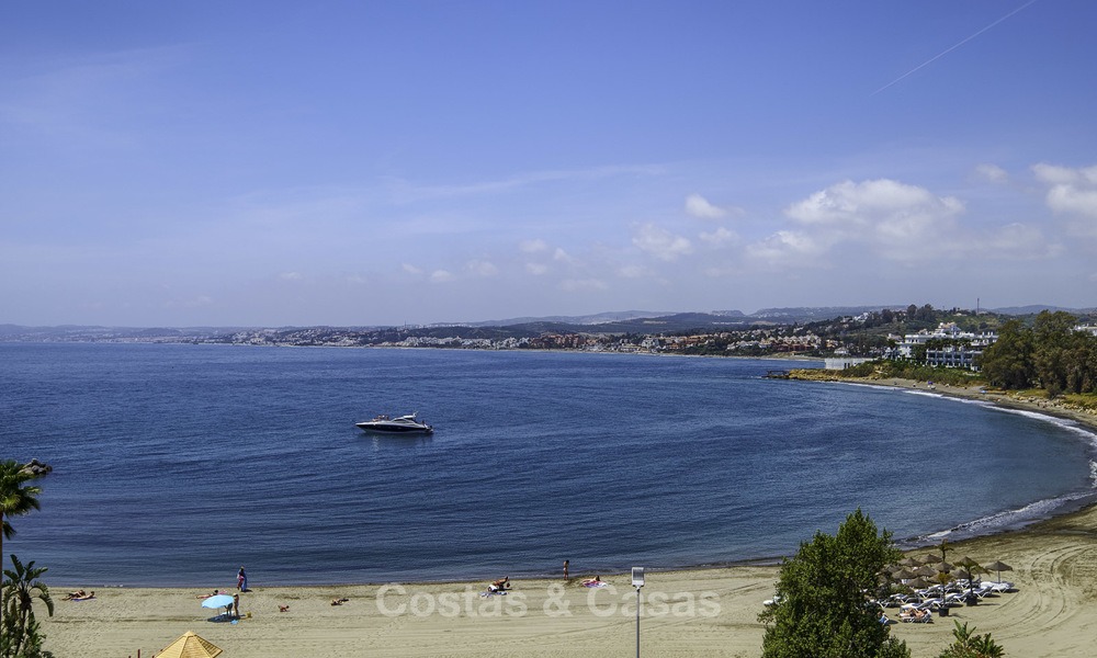 Apartamento totalmente reformado con vistas al mar en venta cerca del puerto deportivo de Estepona - Estepona 12805
