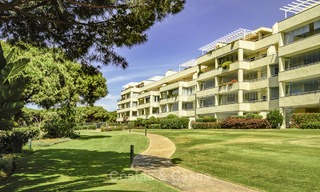 Bonito apartamento en primera línea de playa con vistas al mar en venta en un complejo de alto nivel en Cabopino - Este de Marbella 12981 