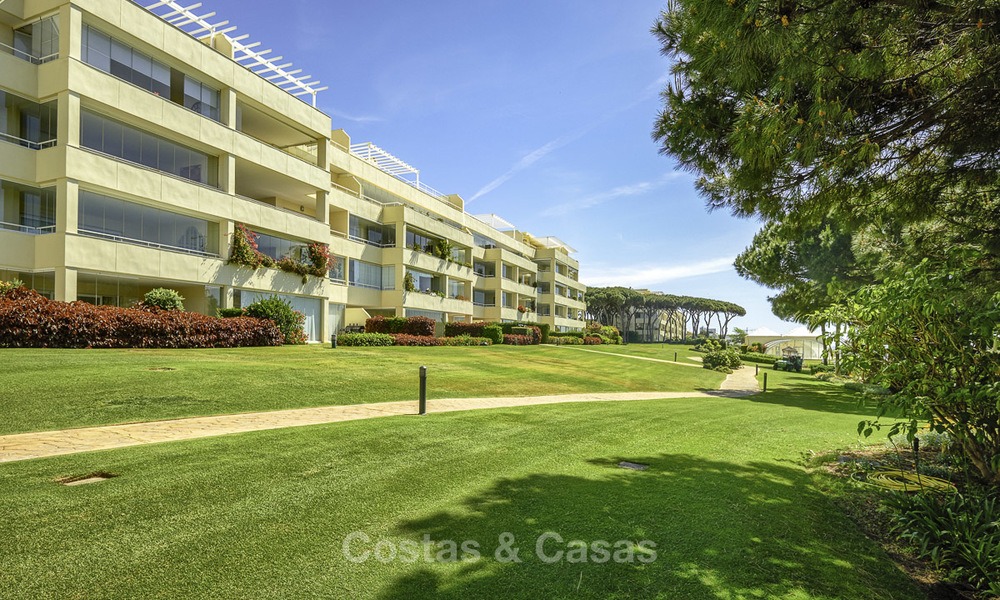 Bonito apartamento en primera línea de playa con vistas al mar en venta en un complejo de alto nivel en Cabopino - Este de Marbella 12983