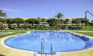 Bonito apartamento en primera línea de playa con vistas al mar en venta en un complejo de alto nivel en Cabopino - Este de Marbella 12985 