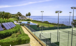Bonito apartamento en primera línea de playa con vistas al mar en venta en un complejo de alto nivel en Cabopino - Este de Marbella 12988 
