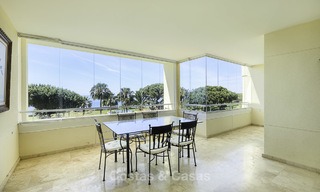 Bonito apartamento en primera línea de playa con vistas al mar en venta en un complejo de alto nivel en Cabopino - Este de Marbella 12991 