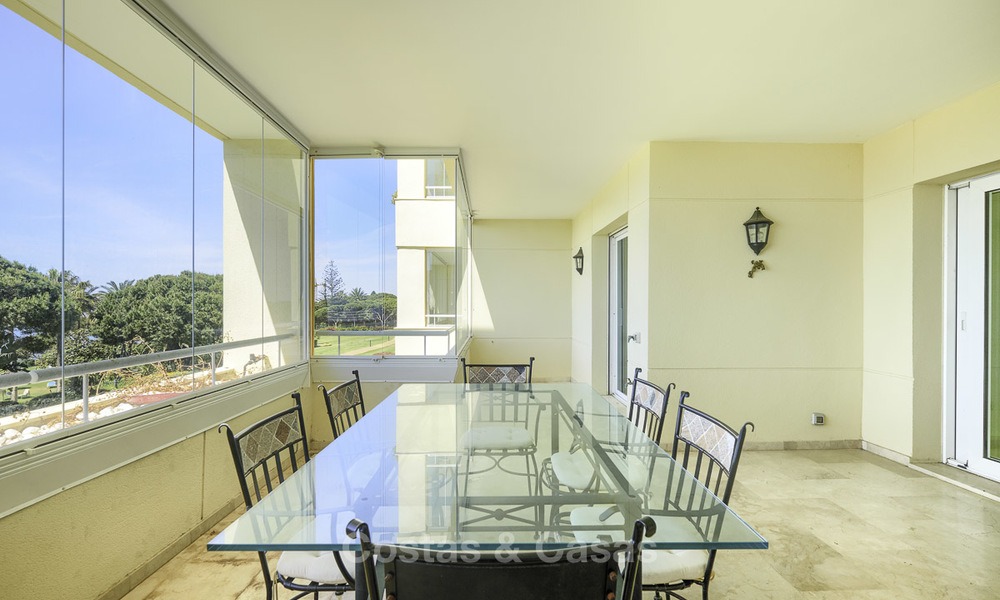 Bonito apartamento en primera línea de playa con vistas al mar en venta en un complejo de alto nivel en Cabopino - Este de Marbella 12992