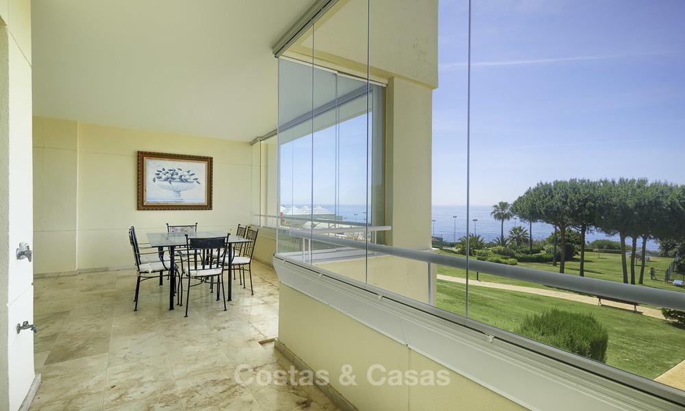 Bonito apartamento en primera línea de playa con vistas al mar en venta en un complejo de alto nivel en Cabopino - Este de Marbella 12994