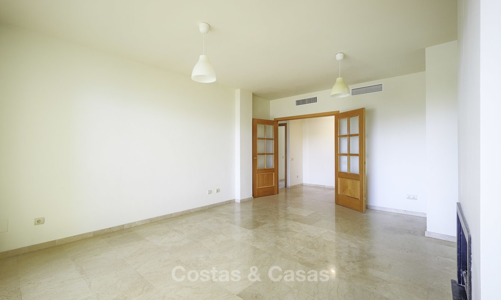 Bonito apartamento en primera línea de playa con vistas al mar en venta en un complejo de alto nivel en Cabopino - Este de Marbella 13000
