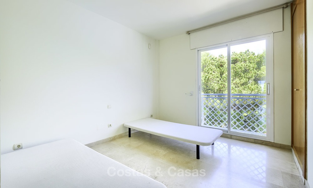 Bonito apartamento en primera línea de playa con vistas al mar en venta en un complejo de alto nivel en Cabopino - Este de Marbella 13001