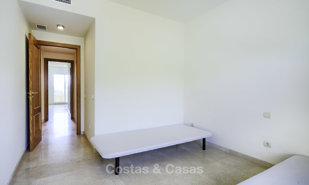 Bonito apartamento en primera línea de playa con vistas al mar en venta en un complejo de alto nivel en Cabopino - Este de Marbella 13002