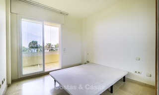 Bonito apartamento en primera línea de playa con vistas al mar en venta en un complejo de alto nivel en Cabopino - Este de Marbella 13006 