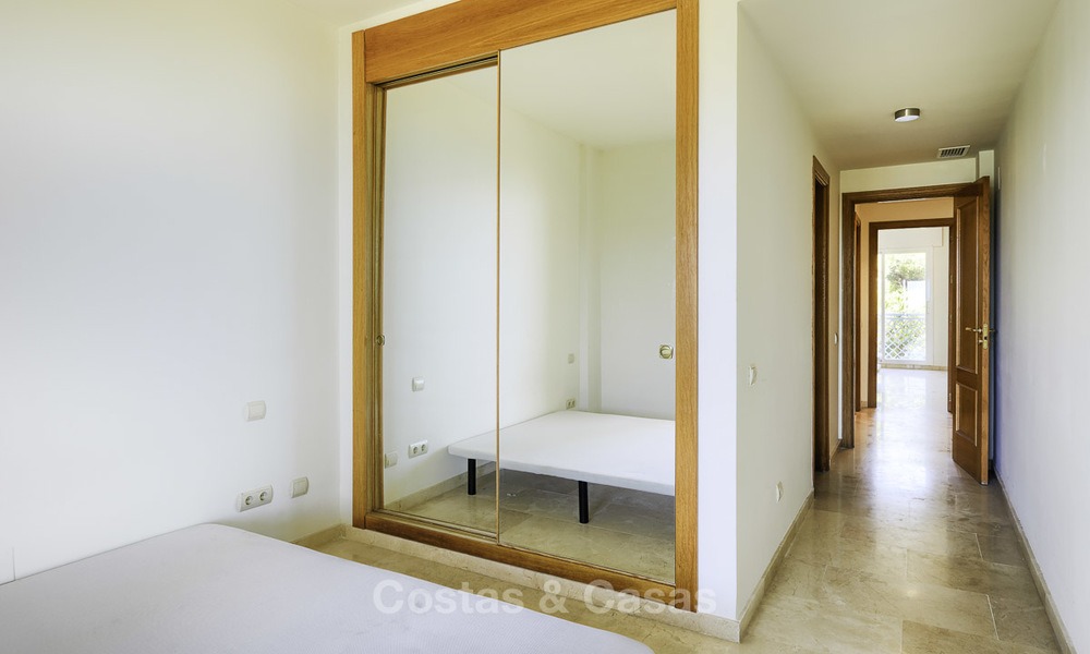 Bonito apartamento en primera línea de playa con vistas al mar en venta en un complejo de alto nivel en Cabopino - Este de Marbella 13007