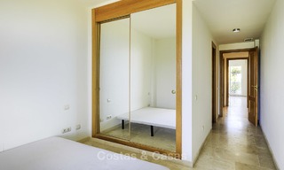Bonito apartamento en primera línea de playa con vistas al mar en venta en un complejo de alto nivel en Cabopino - Este de Marbella 13007 