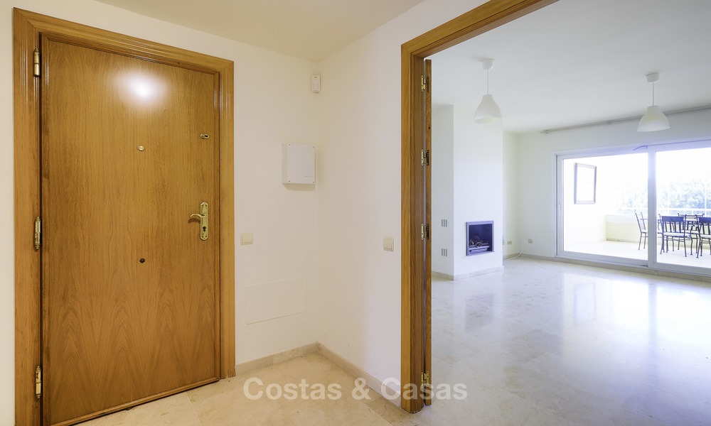 Bonito apartamento en primera línea de playa con vistas al mar en venta en un complejo de alto nivel en Cabopino - Este de Marbella 13008