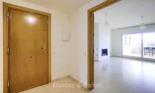 Bonito apartamento en primera línea de playa con vistas al mar en venta en un complejo de alto nivel en Cabopino - Este de Marbella 13008 