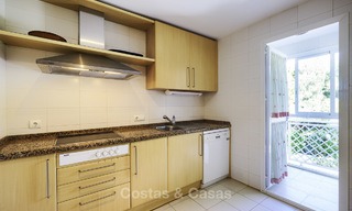 Bonito apartamento en primera línea de playa con vistas al mar en venta en un complejo de alto nivel en Cabopino - Este de Marbella 13009 