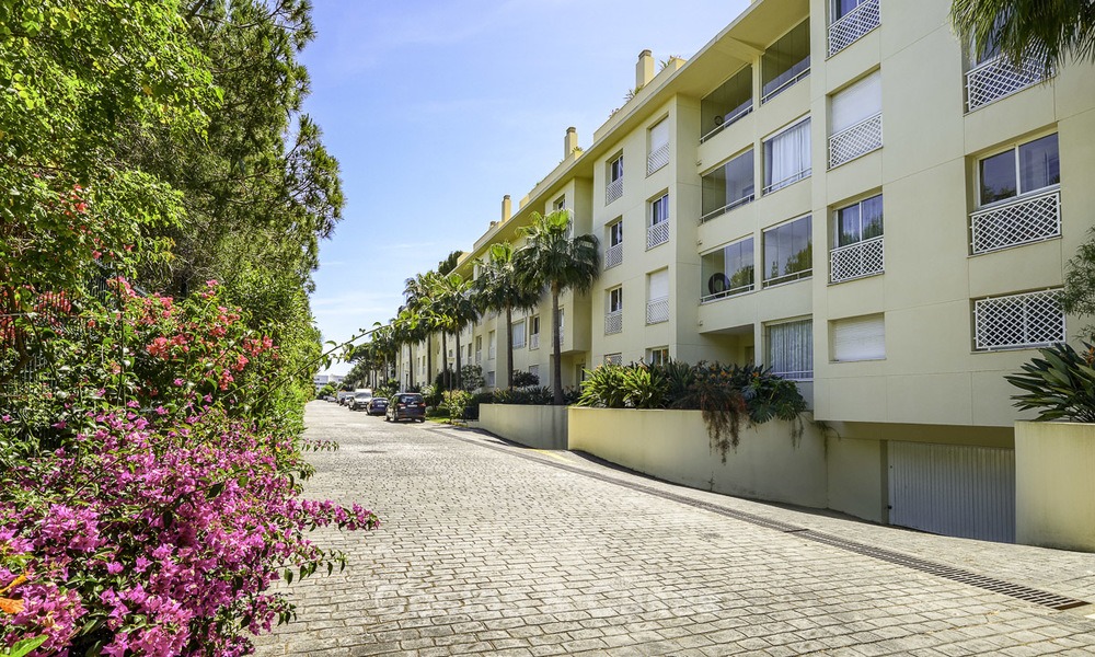 Bonito apartamento en primera línea de playa con vistas al mar en venta en un complejo de alto nivel en Cabopino - Este de Marbella 13012